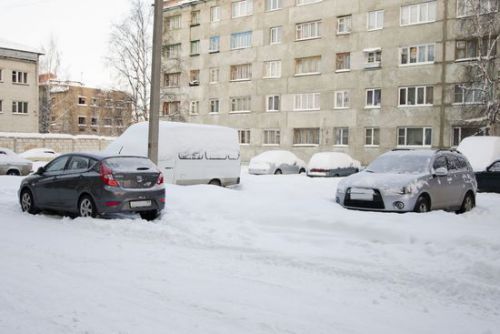 Уборка от снега во дворах Ухта Коми